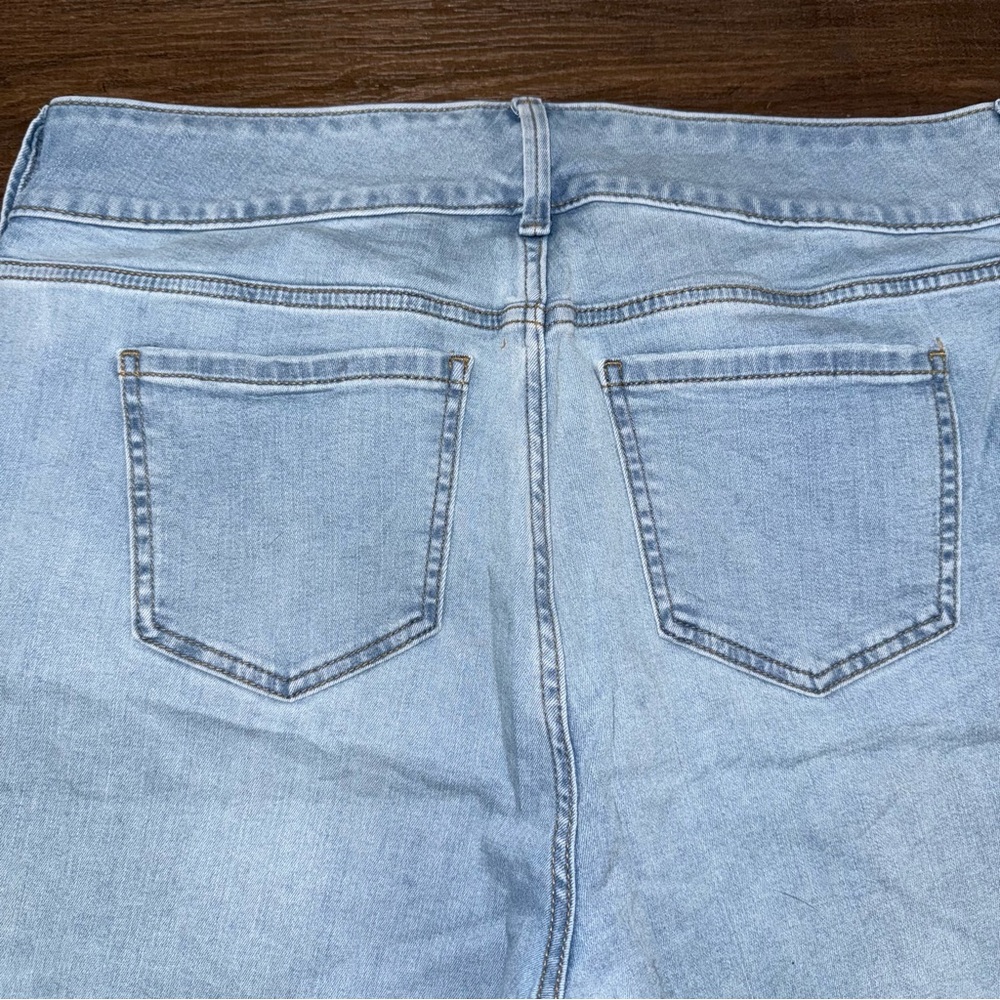 Torrid Light Wash Jegging 11” Bermuda Super Soft Shorts - Picture 6 of 6